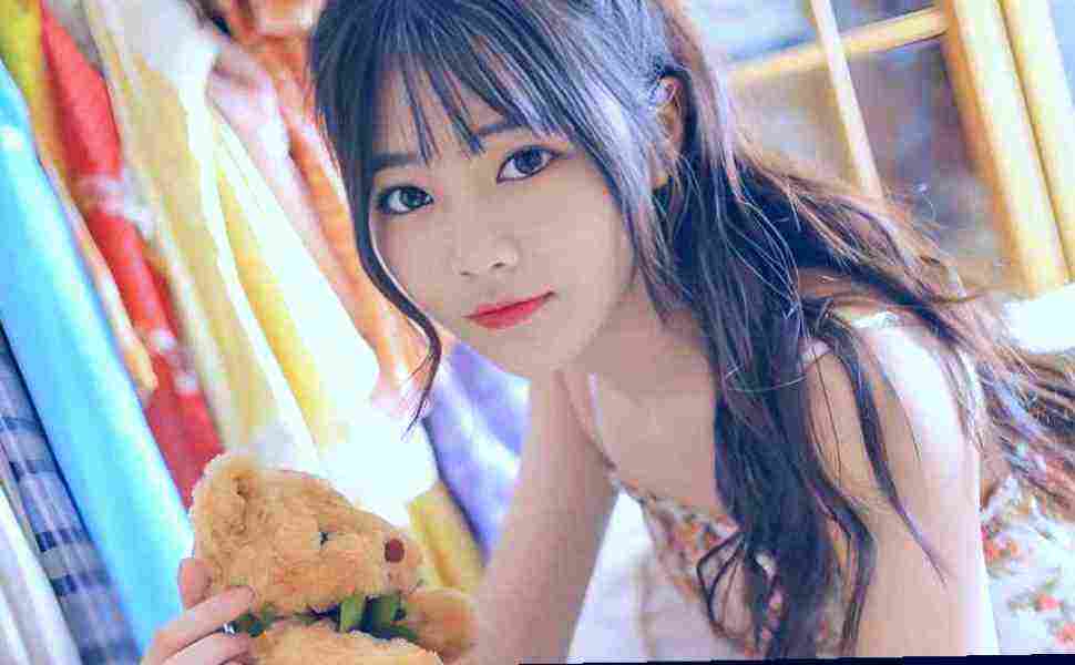 路边偶遇身材出众美女，白发大爷镇定自若当众“解决”，网友：这才是真高人