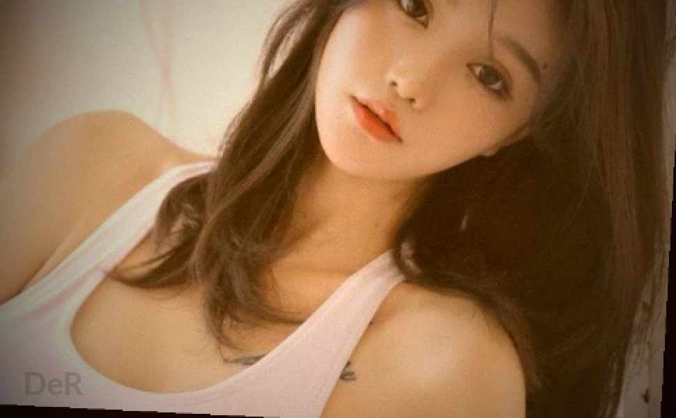 网络主播小梅不雅视频流出：甜美少女形象与大胆行为引热议
