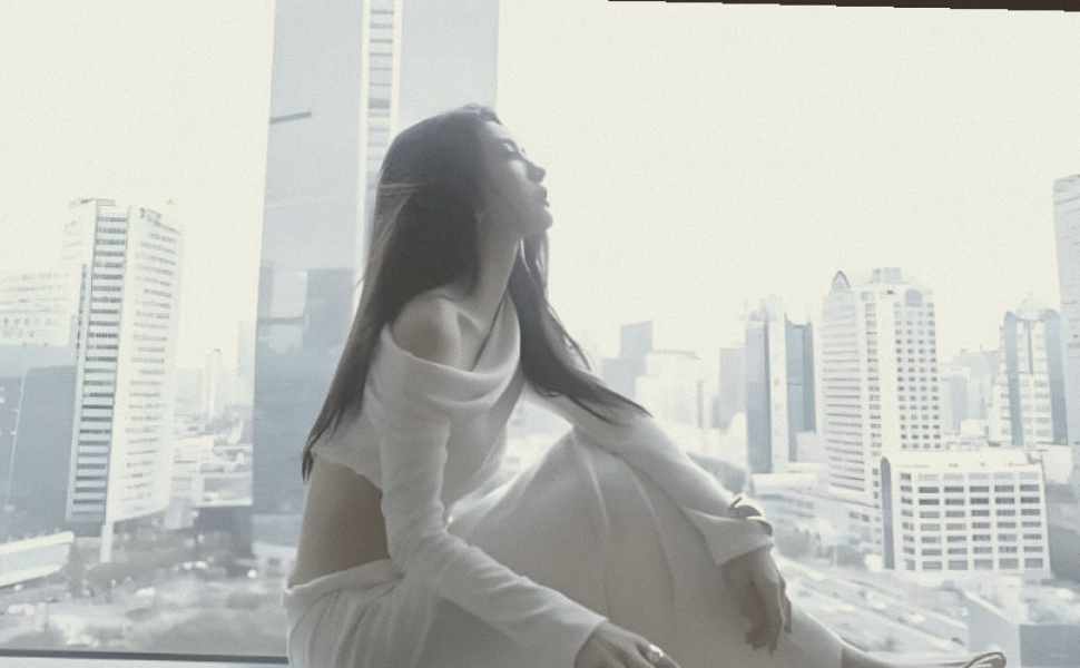 校园惊现黑帮式围殴：两“精神小妹”持棍狂抽女生，后背血痕触目惊心