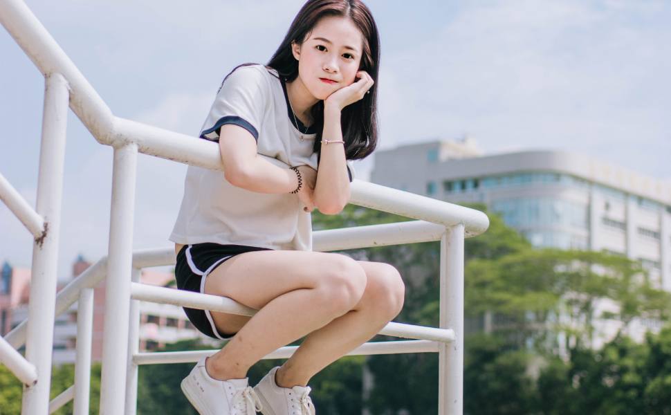 年轻女孩误入歧途：抖音“黑皮学妹”涉黄视频曝光，高校身份引反思