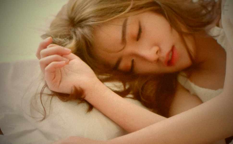 车站充电站惊现活春宫！情侣无视人群激战，女方主动引热议